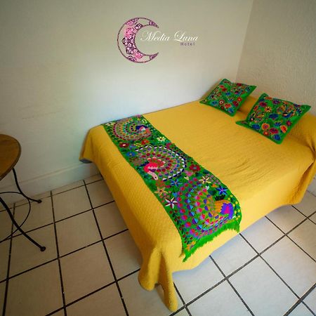 Hotel Media Luna Tlaquepaque Exterior photo