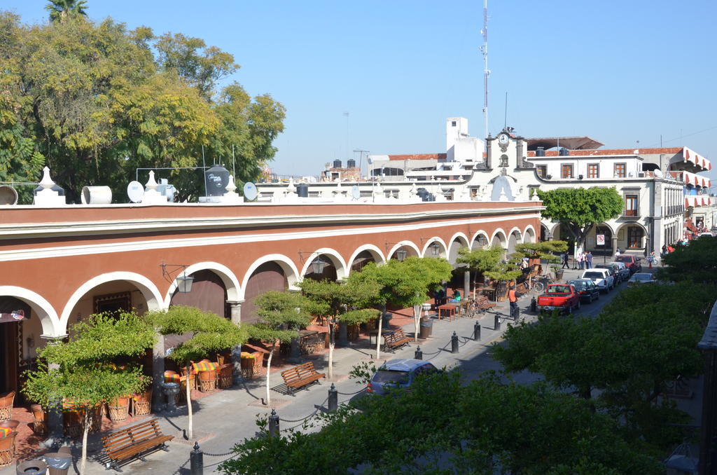 Hotel Media Luna Tlaquepaque Exterior photo
