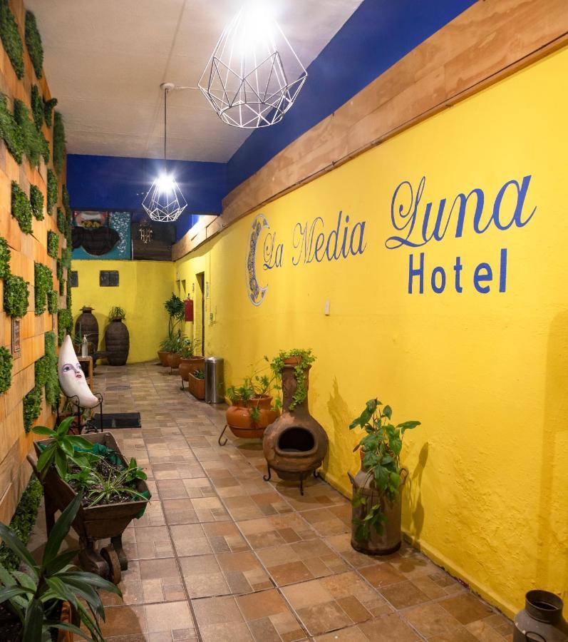 Hotel Media Luna Tlaquepaque Exterior photo