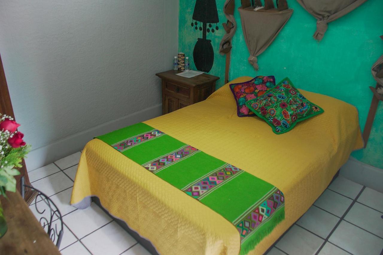 Hotel Media Luna Tlaquepaque Exterior photo