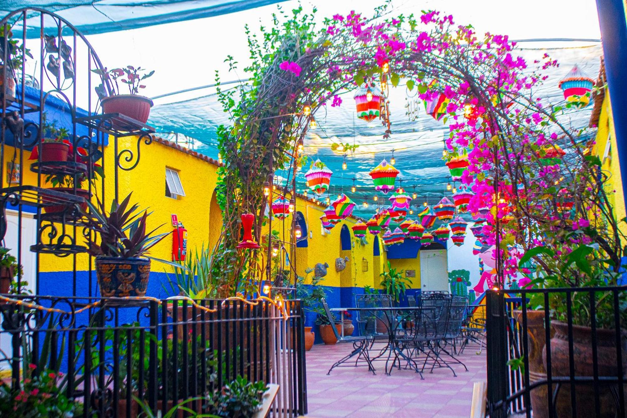 Hotel Media Luna Tlaquepaque Exterior photo