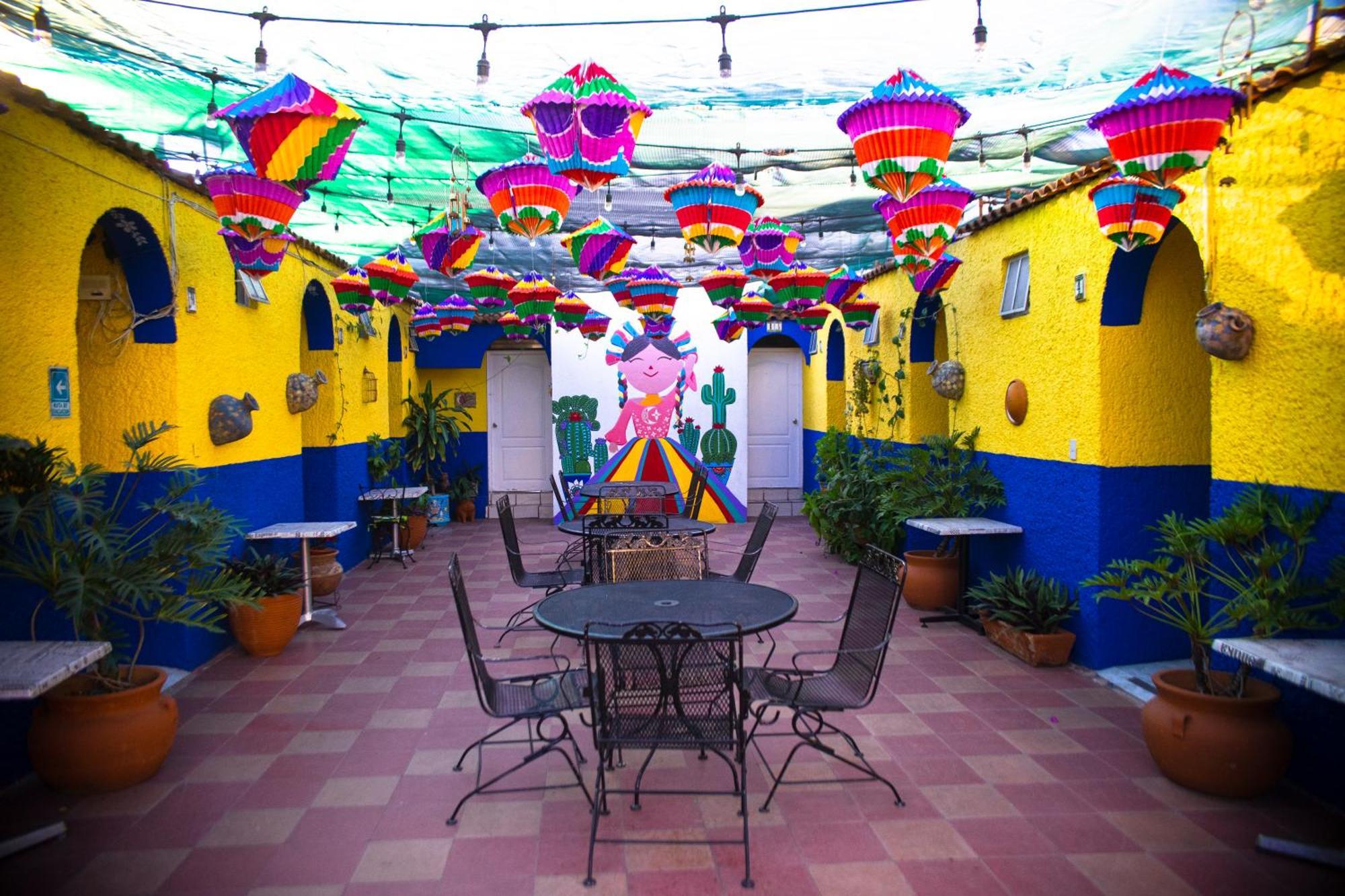 Hotel Media Luna Tlaquepaque Exterior photo