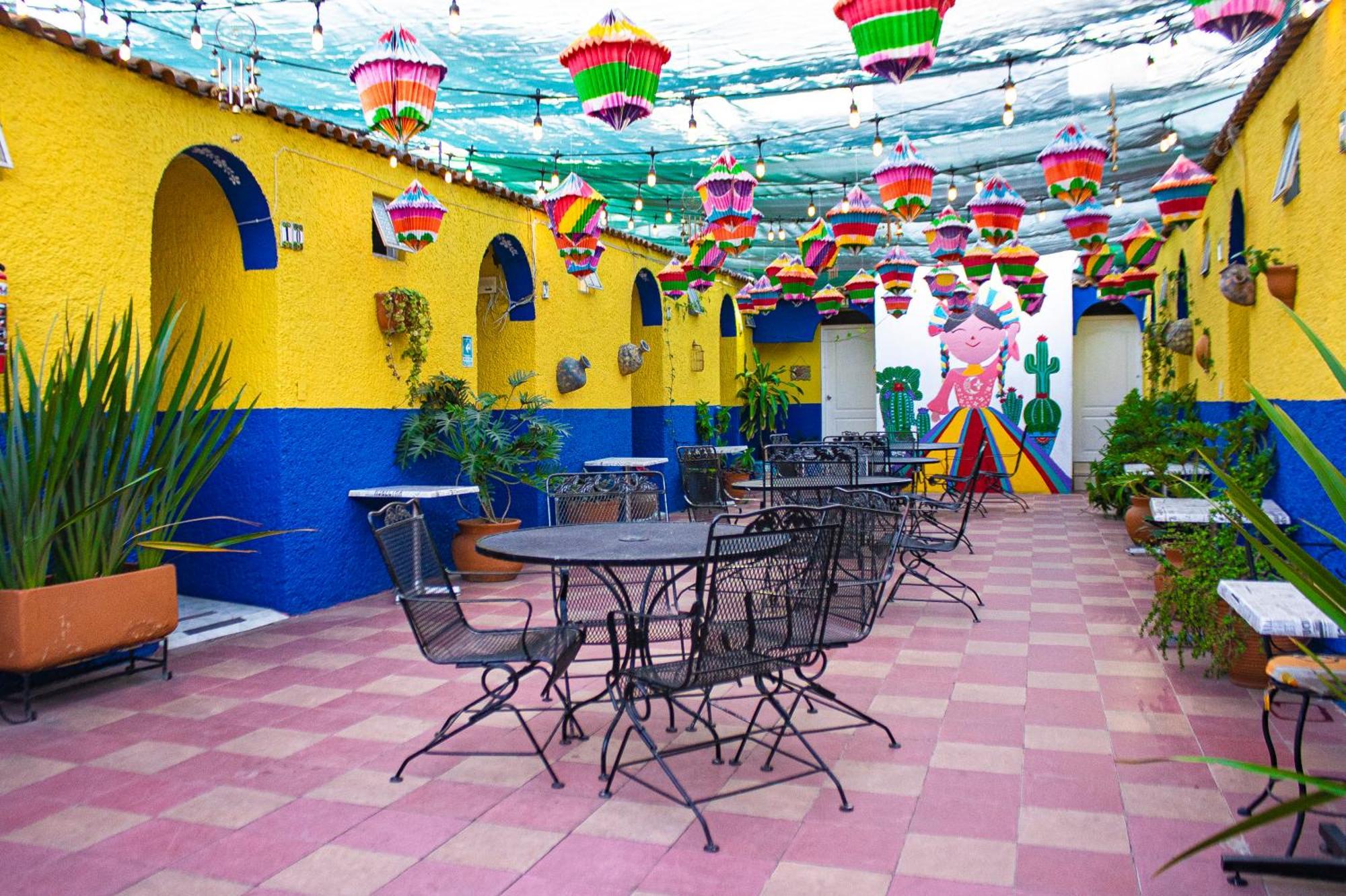 Hotel Media Luna Tlaquepaque Exterior photo
