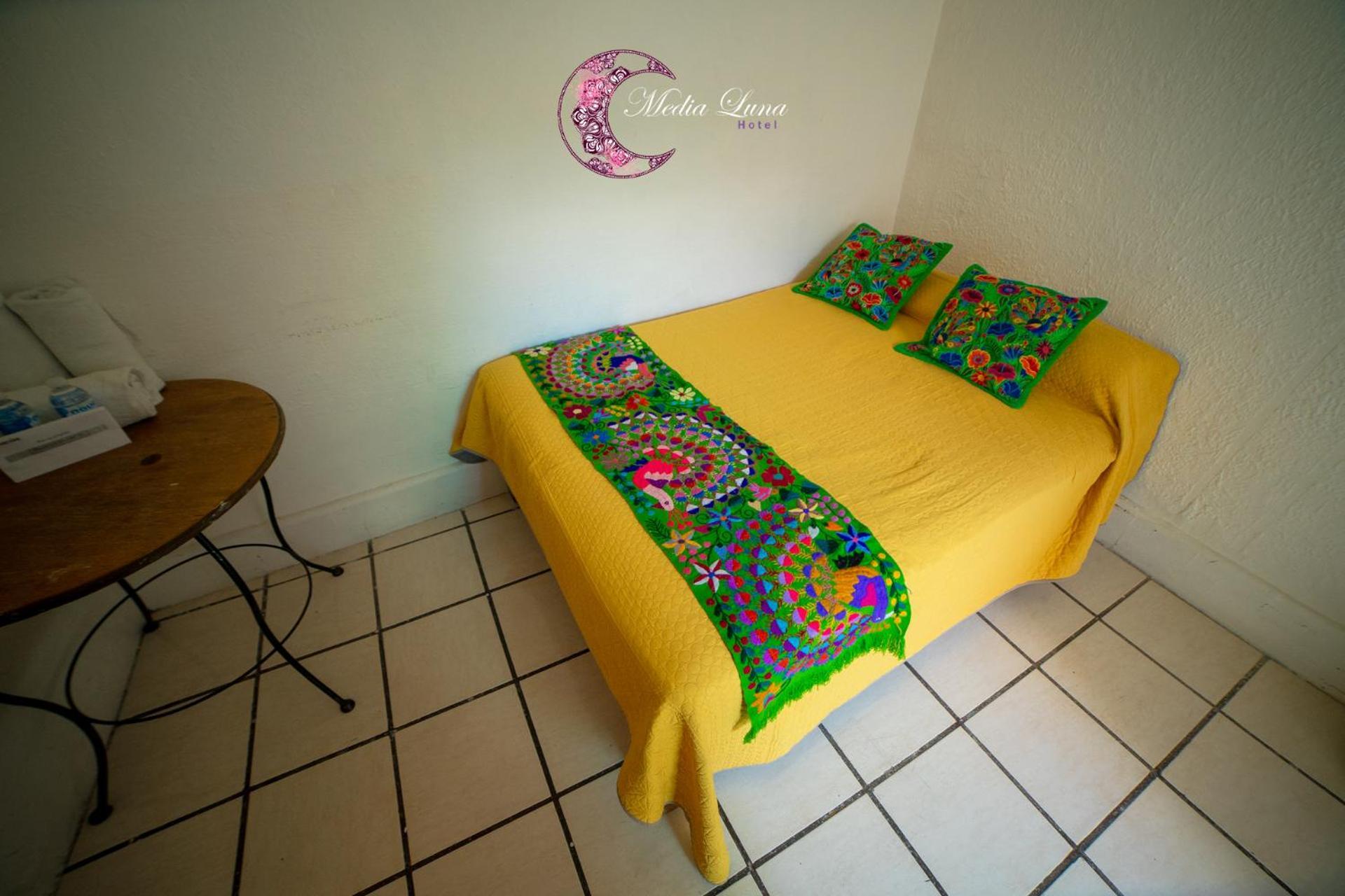 Hotel Media Luna Tlaquepaque Exterior photo