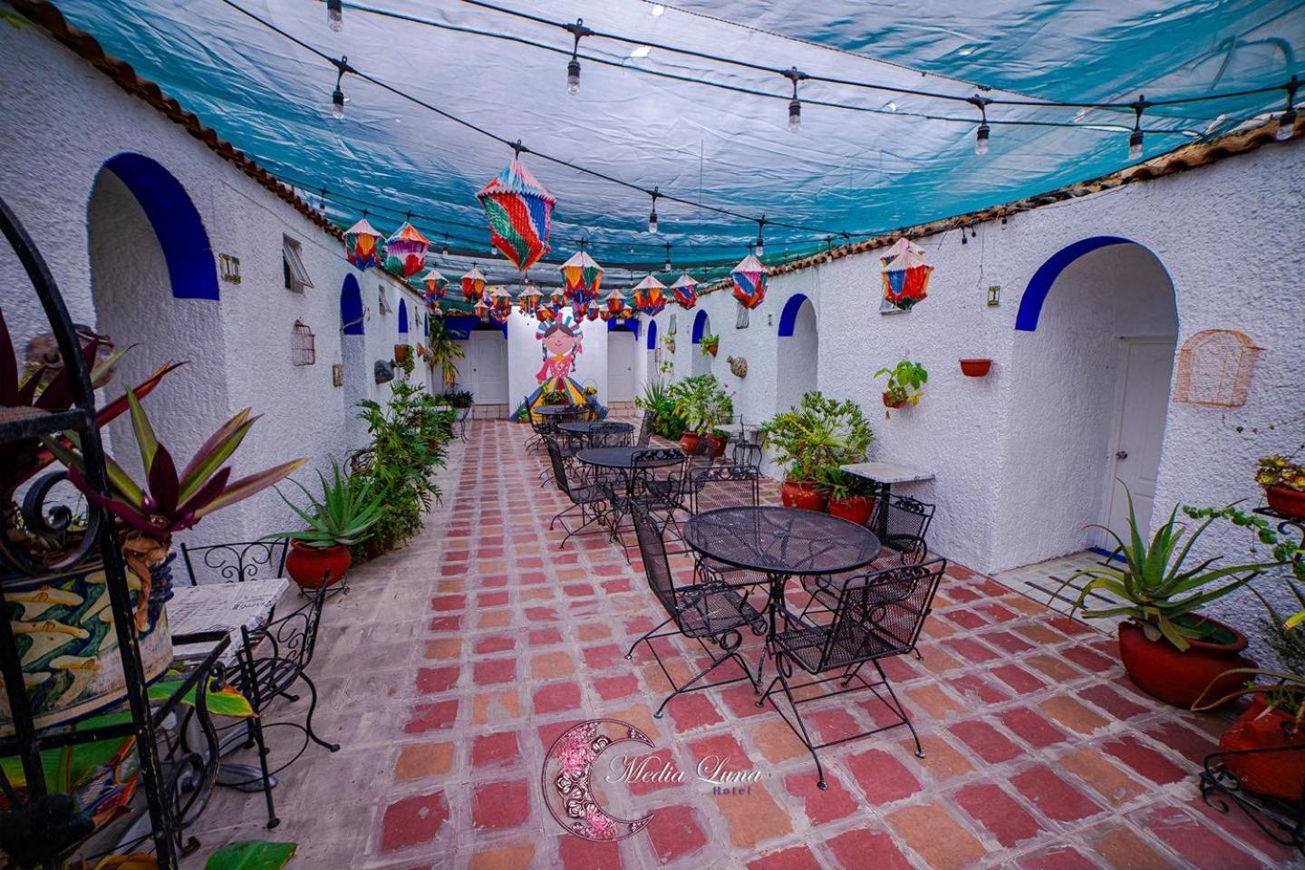Hotel Media Luna Tlaquepaque Exterior photo
