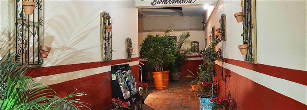 Hotel Media Luna Tlaquepaque Exterior photo