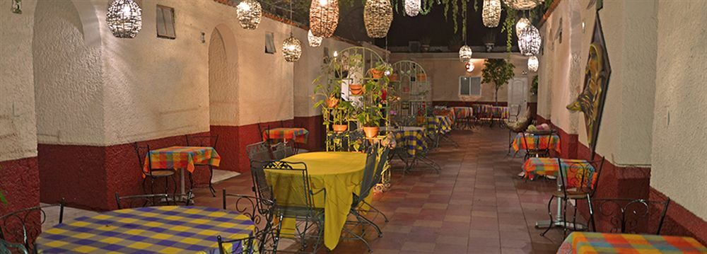 Hotel Media Luna Tlaquepaque Exterior photo
